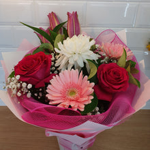 Load image into Gallery viewer, Pink and White Mixed seasonal bouquet - Gold Coast City Florist
