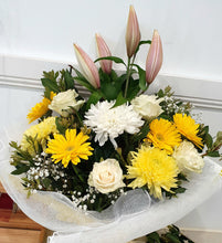 Load image into Gallery viewer, Yellow and White Seasonal Bouquet