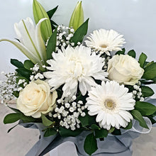 Load image into Gallery viewer, White Mixed seasonal box arrangement - Gold Coast City Florist
